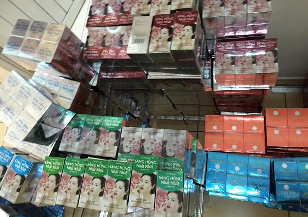 mat-na-khong-co-nguon-goc-bay-ban-tran-lan-tren-thi-truong