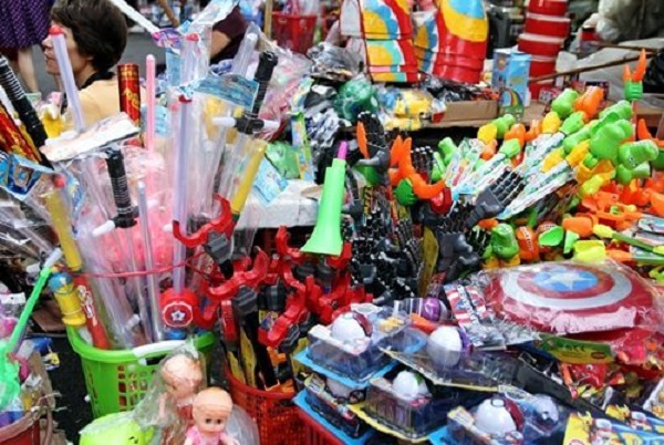 Do-choi-nhua-nguy-hiem-den-suc-khoe-cua-be