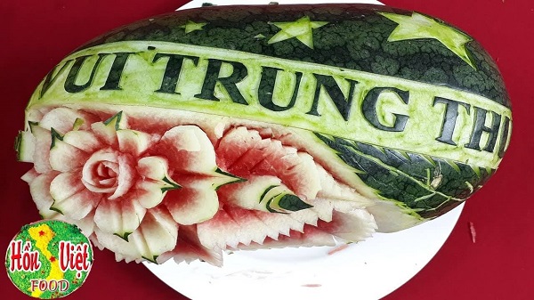 Dua-hau-cat-tia-cho-mam-qua-trung-thu