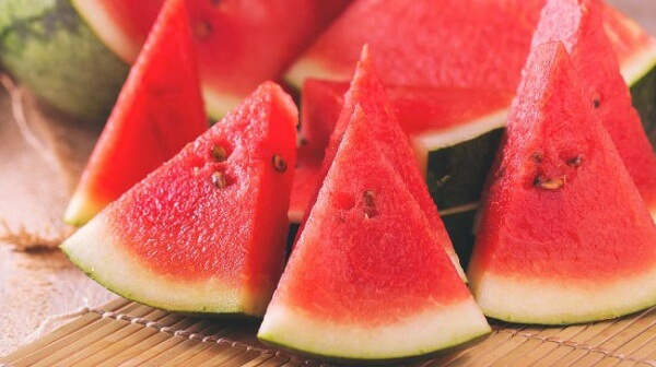 Nguoi-tieu-dung-hoang-mang-khi-nhung-mieng-dua-bi-tiem-hoa-chat