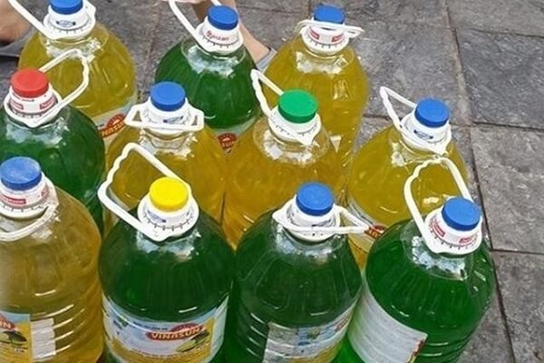 Nuoc-rua-bat-sieu-re-dung-trong-can-nhua-khong-nhan-mac-duoc-ban-tran-lan