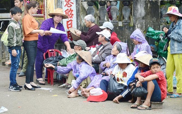 “Bắt vía” những chiêu lừa đảo khi đi lễ chùa đầu năm “Bắt vía” những chiêu lừa đảo khi đi lễ chùa đầu năm