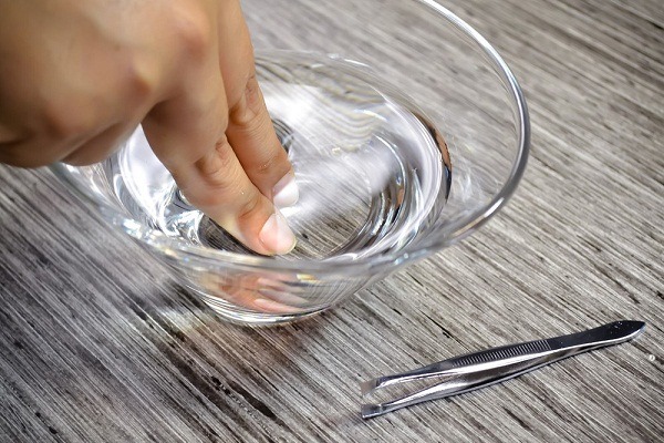 Cách lấy mảnh dằm khỏi da Cách lấy mảnh dằm khỏi da