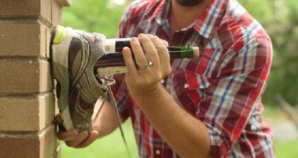 Mở chai khi không có dụng cụ mở Mở chai khi không có dụng cụ mở