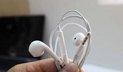 Vô số hiểm họa ẩn chứa trong những chiếc tai nghe giả 