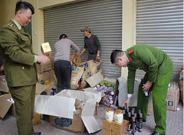 Bat giu hang nghin loai my pham khong ro nguon goc trong thang 1/2019